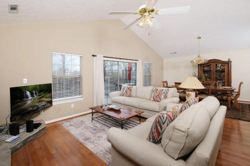 Skinny Bear Lodge Luxe 3BR near Dollywood in Sevierville, USA