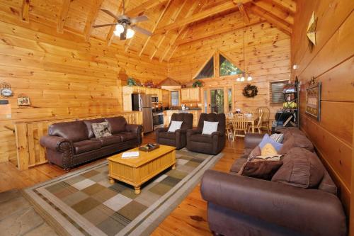 The Overlook 4BR Mountain Retreat in Pigeon Forge, USA