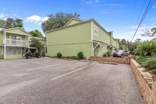 Downtown Ocean Springs Townhouse 3 Bedrooms - 빌럭시