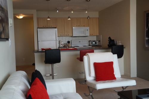 Signature City Charm Furnished 3BR Retreat in Vancouver, Canada