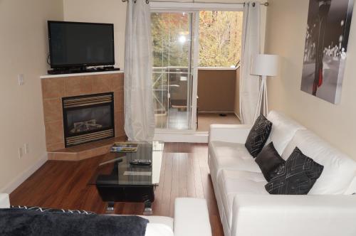 Signature City Charm Furnished 3BR Retreat in Vancouver, Canada