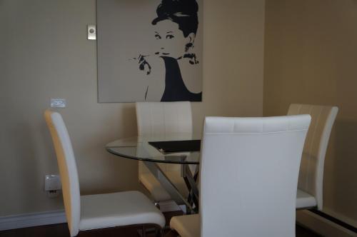 Signature City Charm Furnished 3BR Retreat in Vancouver, Canada
