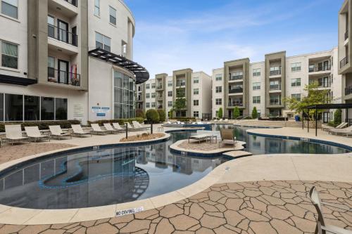 Serene 2BR I Pool I Gym I Free Parking I Workspace in Dallas, USA