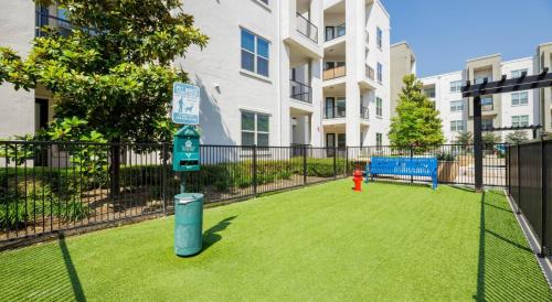Serene 2BR I Pool I Gym I Free Parking I Workspace in Dallas, USA
