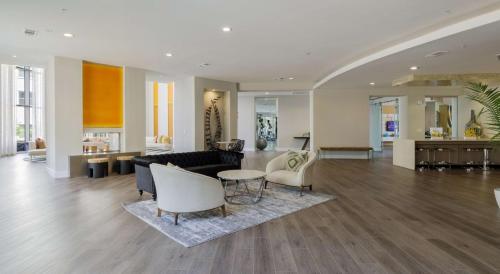 Spacious 2BRI Pool I Gym I Free Parking IWorkspace in Dallas, USA