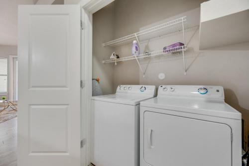 Spacious 2BRI Pool I Gym I Free Parking IWorkspace in Dallas, USA