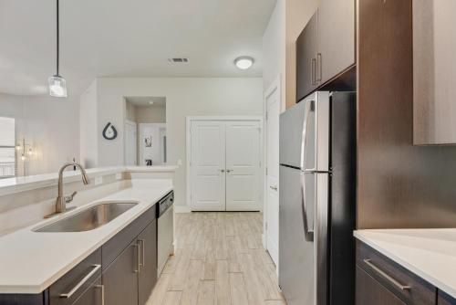 Spacious 2BRI Pool I Gym I Free Parking IWorkspace in Dallas, USA
