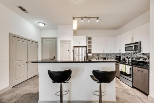 Tranquil 2BR I Pool I Gym I Parking I Workspace in Dallas, USA