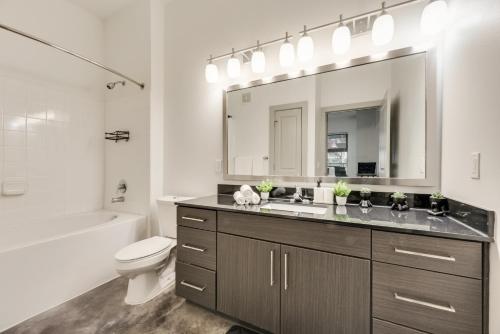 Tranquil 2BR I Pool I Gym I Parking I Workspace in Dallas, USA