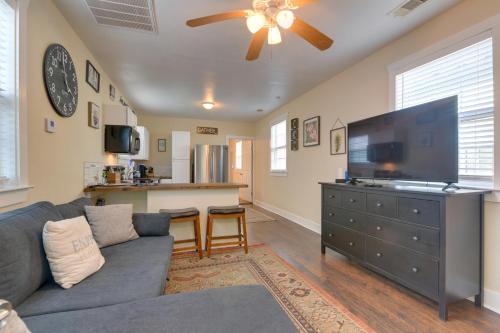 Galveston Cottage Walk to Beach and Pleasure Pier! in Galveston, USA