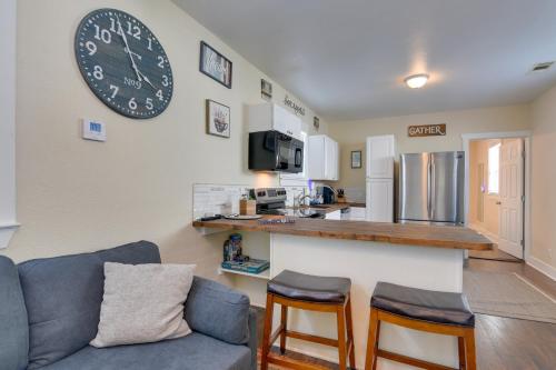 Galveston Cottage Walk to Beach and Pleasure Pier! in Galveston, USA