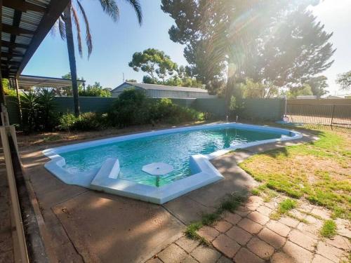 . Renovated 3BD with pool and spa bath