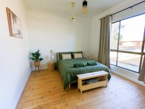 Renovated 3BD with pool and spa bath photo 3