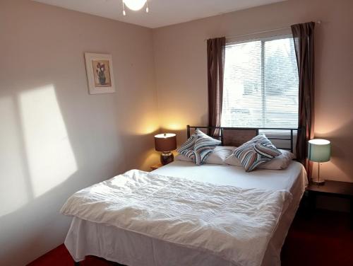 Romantic & Cosy Room - Minutes From Langley Downtown in Langley, Canada