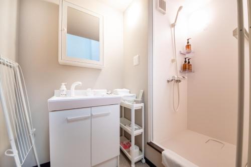 Standard Double Room image 4