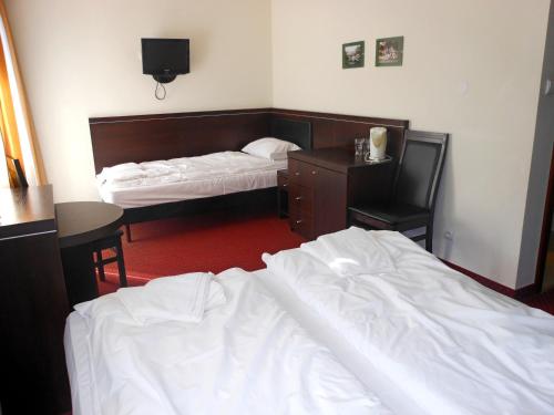 1 double bed, 1 twin bed