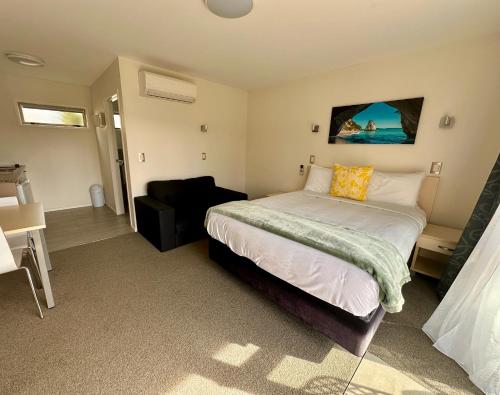 Studio with Queen Bed