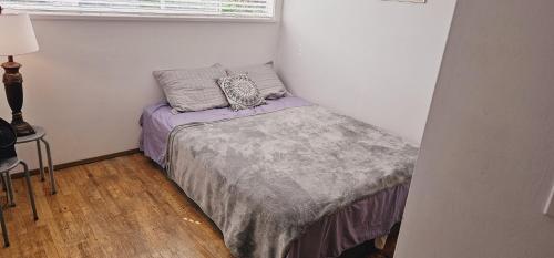 Romantic Stay at Perfect Location- 30 mins To Airport, Langley, Downtown in Guildford, Canada