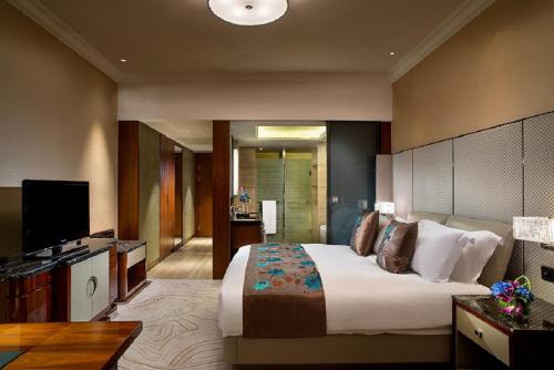 Luxury Queen Room image 8