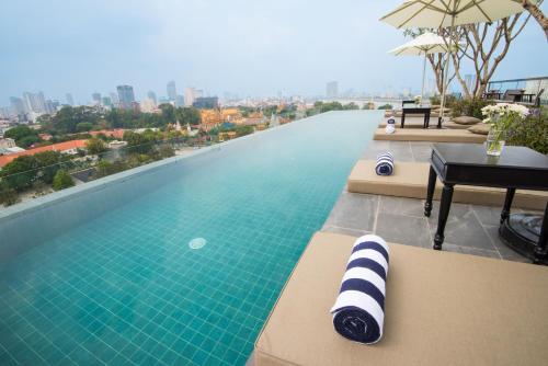 595892307 GLOW PARK HOTEL Grand Royal Palace