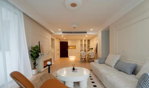 Eastern Hub - Bund Branch Xintiandi and People's Square 3-Bedroom Apartment in Huangpu beautiful Garden, Shanghai (photo 5)