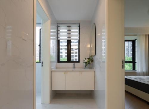 Eastern Hub - Bund Branch Xintiandi and People's Square 3-Bedroom Apartment in Huangpu beautiful Garden, Shanghai (photo 7)