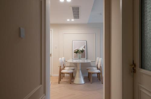 Eastern Hub - Bund Branch Xintiandi and People's Square 3-Bedroom Apartment in Huangpu beautiful Garden, Shanghai (photo 8)