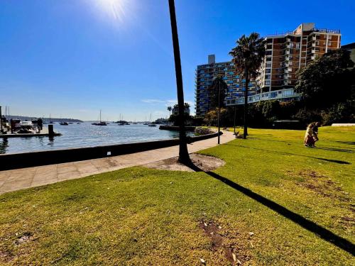 Apmnt With Parking Balcony Pool & Harbour Views - main image