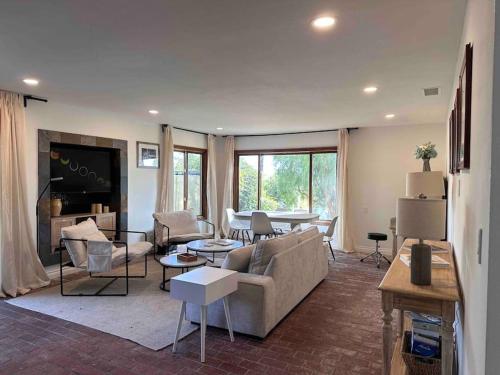 Malibu Ocean Villa with King Bed, Hot Tub, Beach, BBQ in 馬力埔