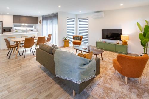 Shared lounge/TV area, Spacious Stay near Avon River with Carpark in Shirley