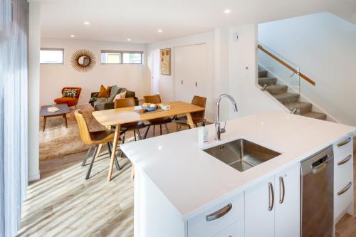 Kitchen, Spacious Stay near Avon River with Carpark in Shirley