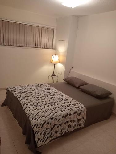 Guildford Holiday Home - Near Surrey Mall in Surrey, Canada