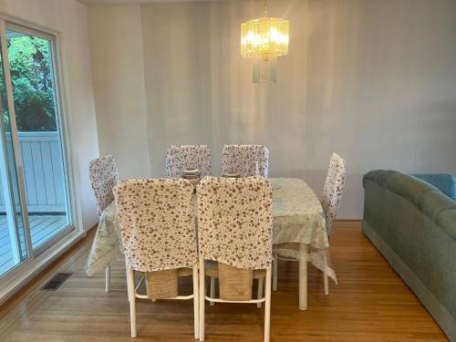 Guildford Holiday Home - Near Surrey Mall in Surrey, Canada