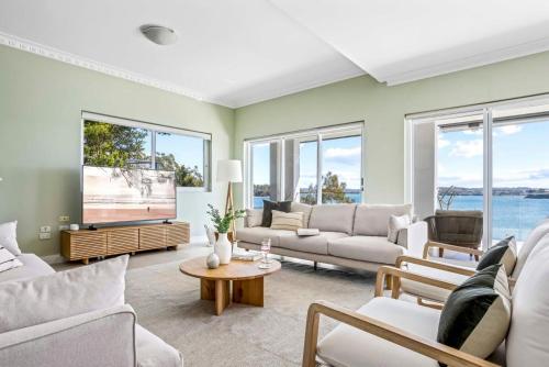 Ocean Front Luxury The Lambeth Walk in Bundeena