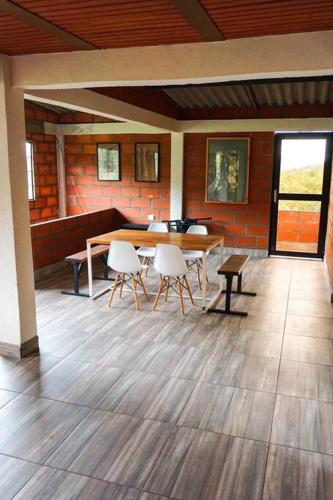 Retro Finca Urrao - Peaceful Avocado Farm Retreat in Urrao