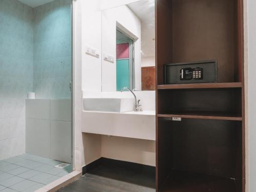 room detail thumbnail 2