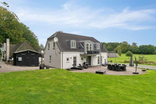 Lovely Well-Appointed Summer House With Hot Tub