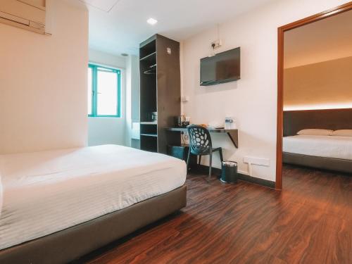 เอ โฮเทล เดสเกอร์ (A Hotel Desker) near Bugis Street