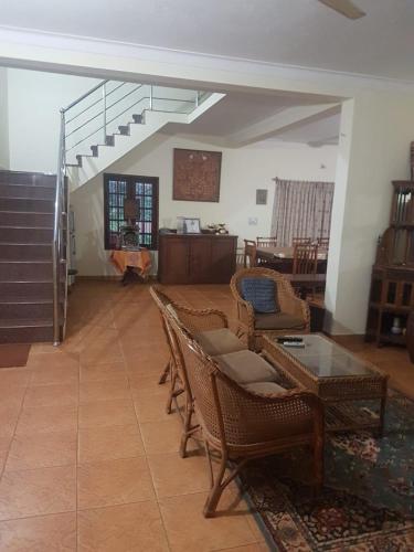 Tropical Blooms by StayApart in กุตตา