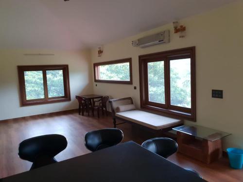 Tropical Blooms by StayApart in กุตตา