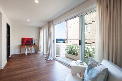 Dazzling Diamond, Point Piper Isyd in Point Piper