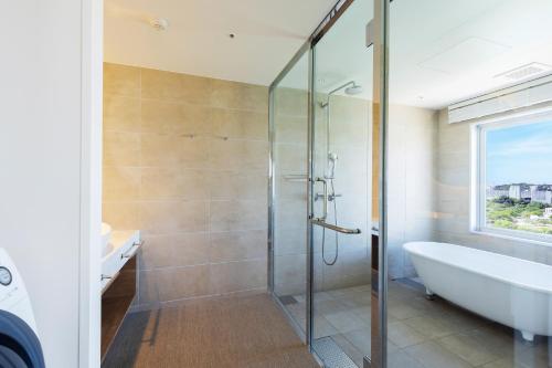 Premium Riverside Twin Room image 10