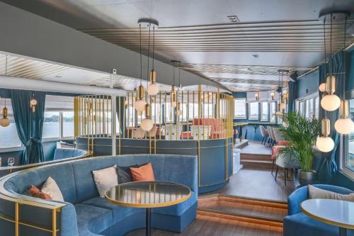 ห้องอาหาร, มาลาร์ดรอตนิงเงน ยอชต์ โฮเต็ล แอนด์ เรสเทอรองต์ (Malardrottningen Yacht Hotel & Restaurant) near พระตำหนัก