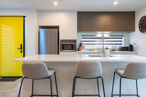 Entrance, Urban comfort and parking near Avebury Park in Shirley