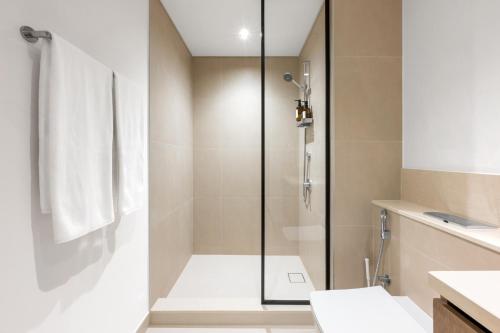 Stunning 3 Bedroom Apartment with Fountain Views by ZEN STAYS - Sleeps 9 - 2 Balconies, Dubái (foto 9)