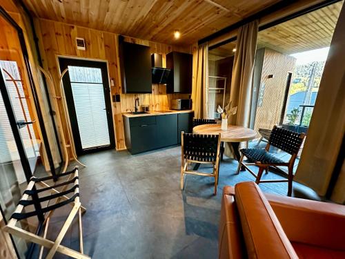 virtuve, Brown Deer - z Sauną na Tarasie, Jacuzzi i Widokiem na Góry - by Deer Hills Luxury Apartments (Brown Deer - z Sauna na Tarasie, Jacuzzi i Widokiem na Gory - by Deer Hills Luxury Apartments) in Pewelka