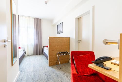 Twin Room image 5