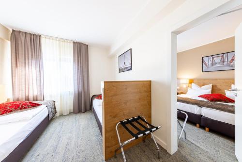 Twin Room image 2