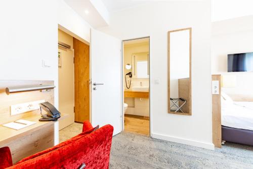 Twin Room image 4