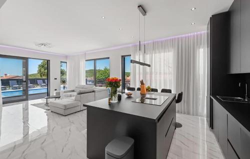 virtuve, Lovely Home In Sorici in Sorici